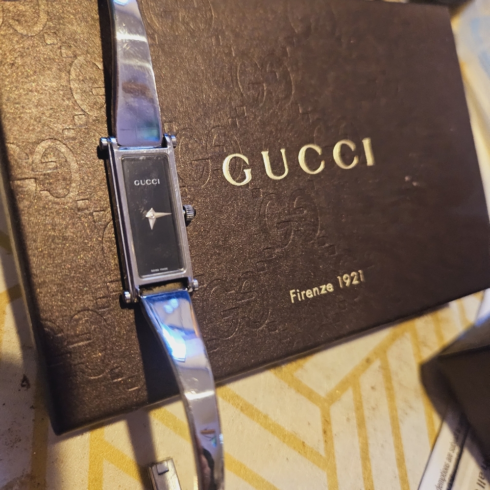 AUTHENTIC Minimalist Gucci Wrist Watch